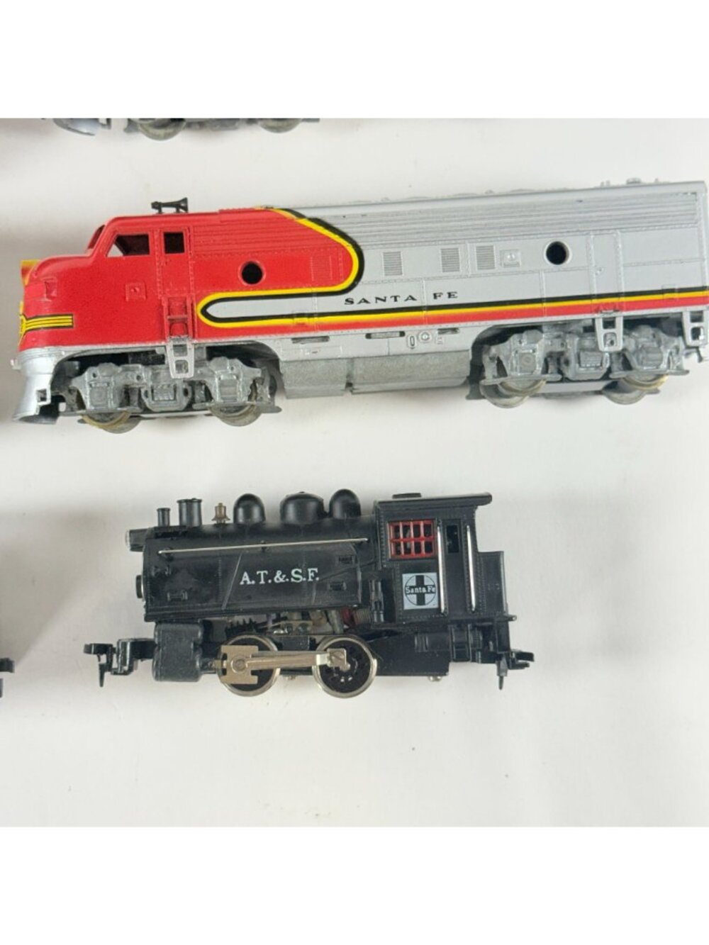 HO Locomotives Lot of 8 Santa Fe Burlington Rock Island & Others Parts As Is - Picture 5 of 10